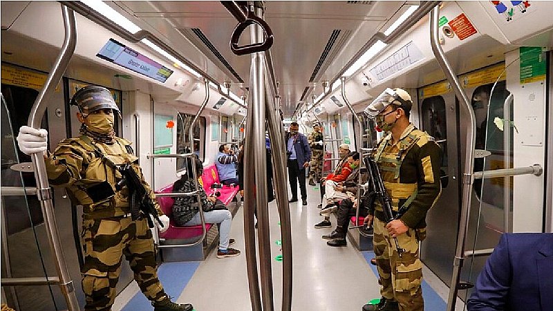 Delhi Metro: दिल्ली मेट्रो में बढ़ाई गई सुरक्षा, लाल किले तक पुलिस तैनात, DMRC ने जारी की एडवाइजरी