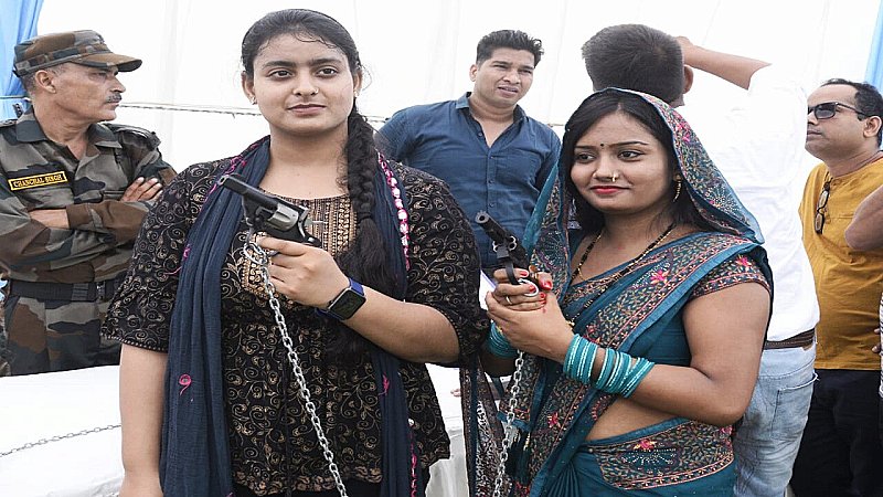 Kanpur News: बंदूक थाम महिलाएं बोली- घर के साथ देश सेवा भी जरूरी, AK-47 से लेकर पिस्टल में ख़ास दिखी रुचि