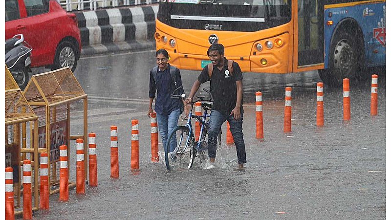 Lucknow Weather Today: घने बदलों के साथ राजधानी लखनऊ में झमाझम बारिश शुरू, मौसम हुआ सुहाना