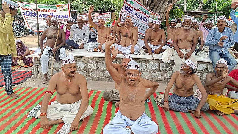 Mahoba News: बुंदेलखंड के किसानों की नहीं बदल रही तकदीर, इस मांग को लेकर अर्धनग्न हो किया प्रदर्शन