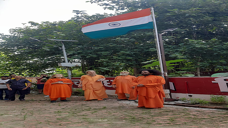 Prayagraj News: संगम नगरी में विदेशी सैलानियों ने मनाया स्वतंत्रता दिवस, एक स्वर में गाया राष्ट्र गान