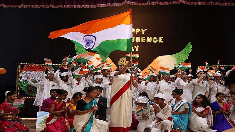 Prayagraj News: स्कूलों में दिखी स्वतंत्रता दिवस की धूम, मासूमों ने दिखाया देशभक्ति का अद्भुत जज्बा