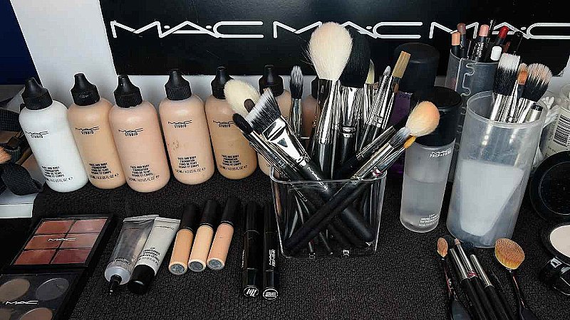 Best MAC Products: ये MAC के प्रोडक्ट्स जो आपके मेकअप किट में ज़रूर होने चाहिए, अच्छे अच्छे ब्रांड्स को छोड़ देता है पीछे