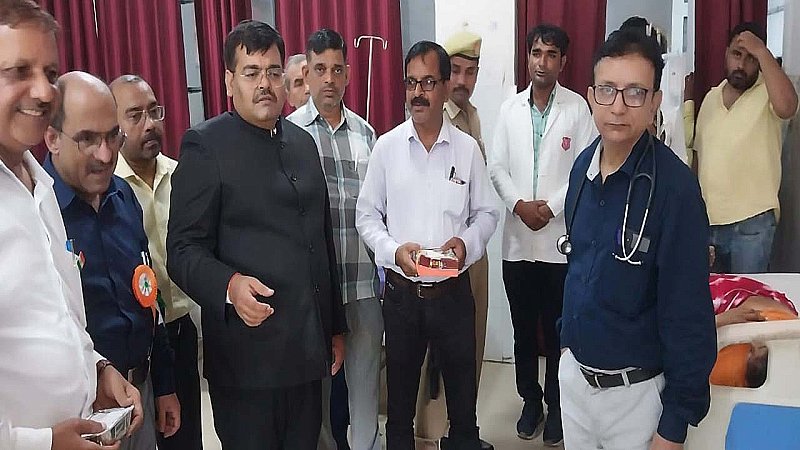 Siddharthnagar News: मरीजों को फल वितरित कर मनाया स्वतंत्रता दिवस, पौधरोपण कर पर्यावरण संरक्षण का संकल्प