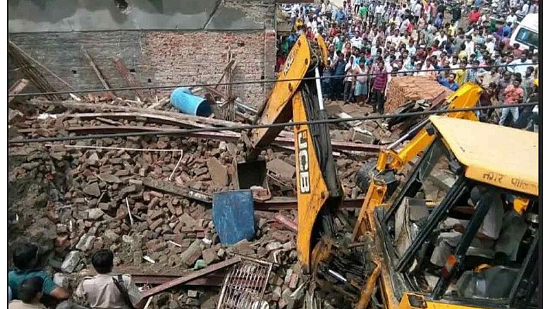 Mathura Building Collapse: मथुरा में बड़ा हादसा, पुरानी बिल्डिंग का ऊपरी भाग गिरने से पांच लोगों की मौत, मुआवजे का एलान