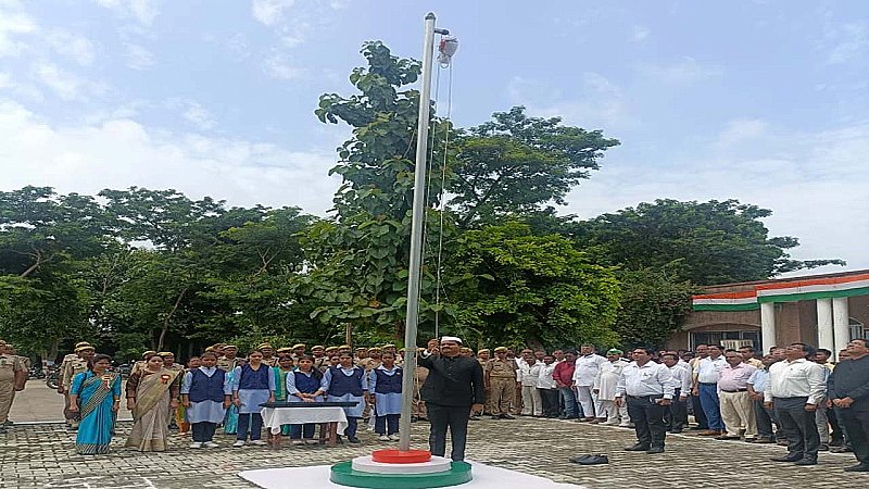 Balrampur News: स्कूलों की झांकियों ने मन मोहा, स्वतंत्रता दिवस पर हर जगह दिखी तिरंगे की शान