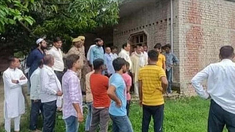 Azamgarh News: गिरे हाईटेंशन तार की चपेट में आने से माँ- बेटे की मौत, बिना पोस्टमार्टम के हो शव दफन