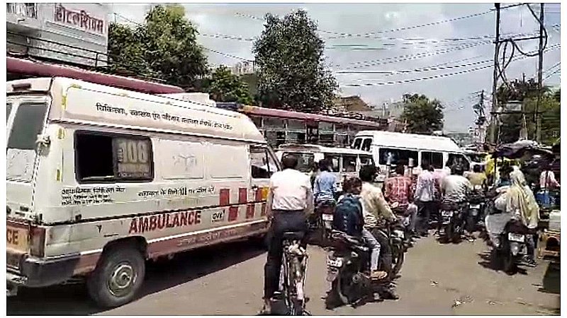 Mahoba News: यातायात पुलिस की लापरवाही से लगा भीषण जाम, जाम में फंसी एम्बुलेंस