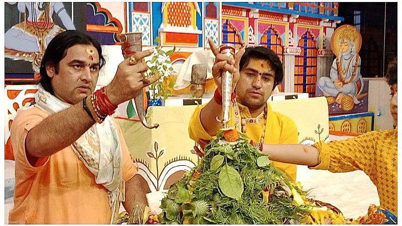 Mathura News: प्रियाकान्तजु मंदिर पहुँचे बागेश्वर महाराज, देवकीनंदन महाराज के साथ किया शिव अभिषेक