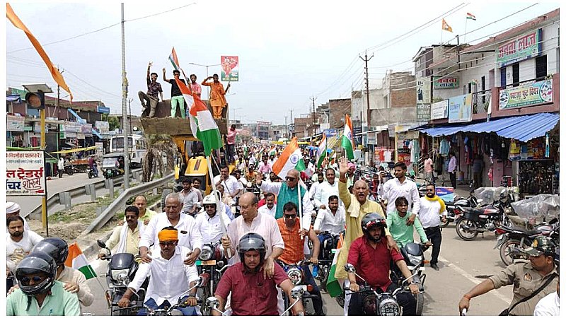 Siddharthnagar News: अमृत महोत्सव को लेकर निकाली गई तिंरगा बाइक रैली, रैली में दिखा बाबा का बुलडोजर