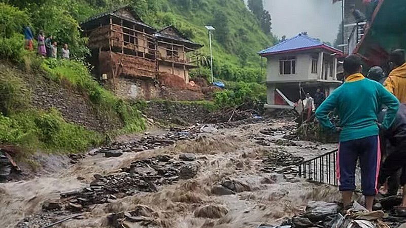 Heavy Rain in Himachal: भारी बारिश से हिमाचल में तबाही ही तबाही, जरूरी चीजों की होने लगी किल्लत