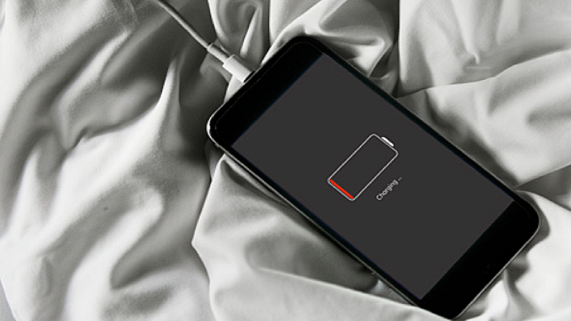 iPhone User Alert: सावधान आईफोन इस्तेमाल करने वालों, अब मत लगाना रातभर फोन चार्ज, खतरा है बहुत बड़ा