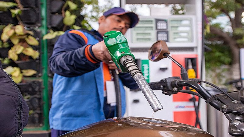 Petrol Diesel Price Today: तेल के दाम यथावत, अभी बड़े बदलाव की संभावना नहीं