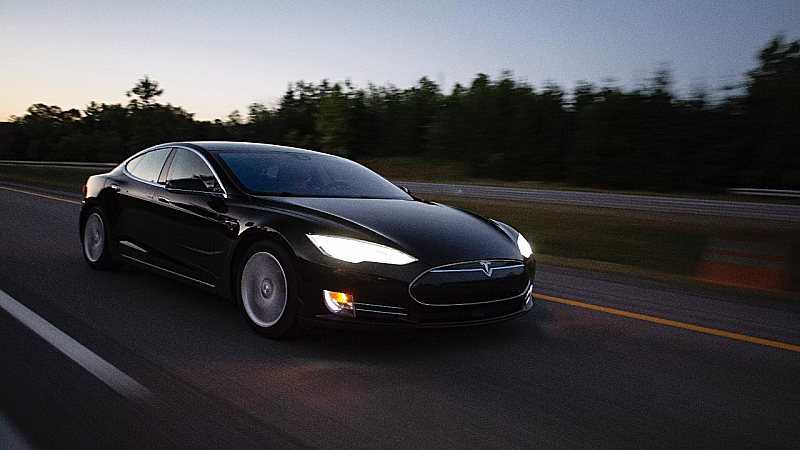 Tesla Car Discount: चीन में लगातार गिर रही बिक्री के चलते टेस्ला ने लिया कीमतों में कटौती का फैसला