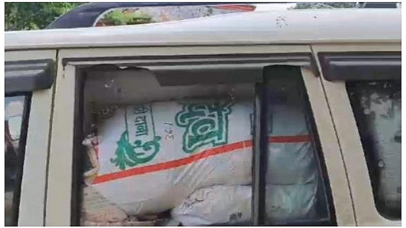 Jhansi News: खादी के संरक्षण में चल रहा अवैध गुटका का कारोबार, छोड़ी गई महादेव मिश्रित गुटका की गाड़ी