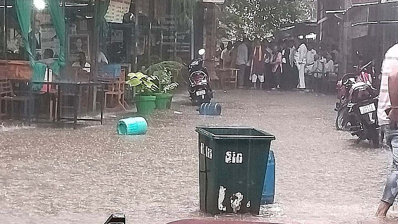 Varanasi News: भारी बारिश से थमा जन जीवन, चौराहों पर जल जमाव से गाड़ियों की रफ्तार पर लगा ब्रेक