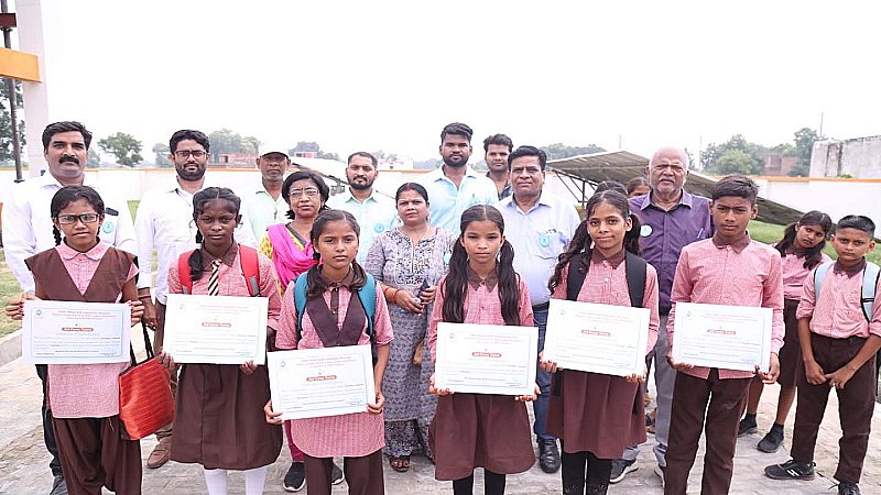 Varanasi News: नल खोल स्कूली बच्चों ने पीया स्वच्छ पानी, बोले थैंक्यू मोदी जी-योगी जी
