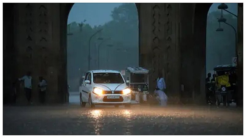 Lucknow Me Barish: तुरंत निकालें छतरी, लखनऊ में झमाझम बारिश शुरू, इतने दिन गिरेगा पानी