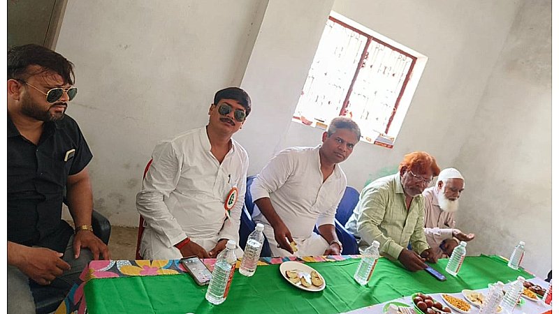 Prayagraj News: तिरंगे का अपमान, मदरसे में टेबल पर बिछाकर परोसा गया नाश्ता, पुलिस ने की बड़ी कार्रवाई