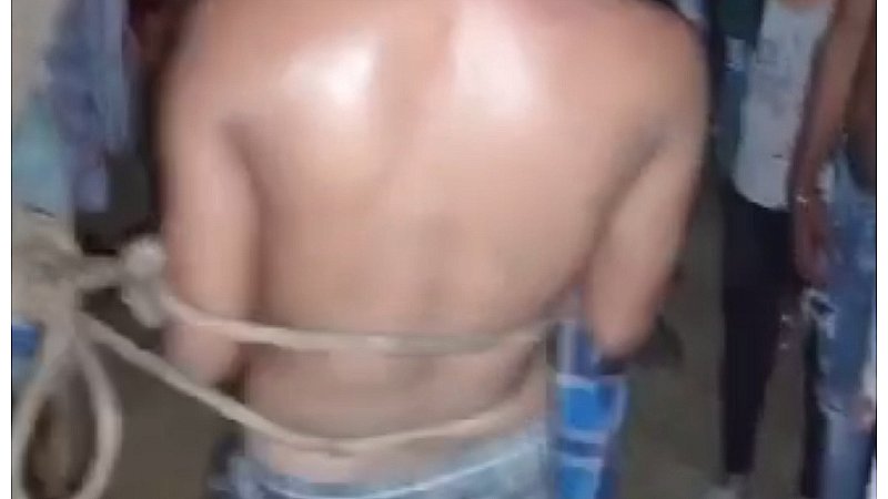 Pratapgarh News: मानवाधिकारों की उड़ाईं धज्जियां, पेड़ से बांधकर युवक को पीटा गया