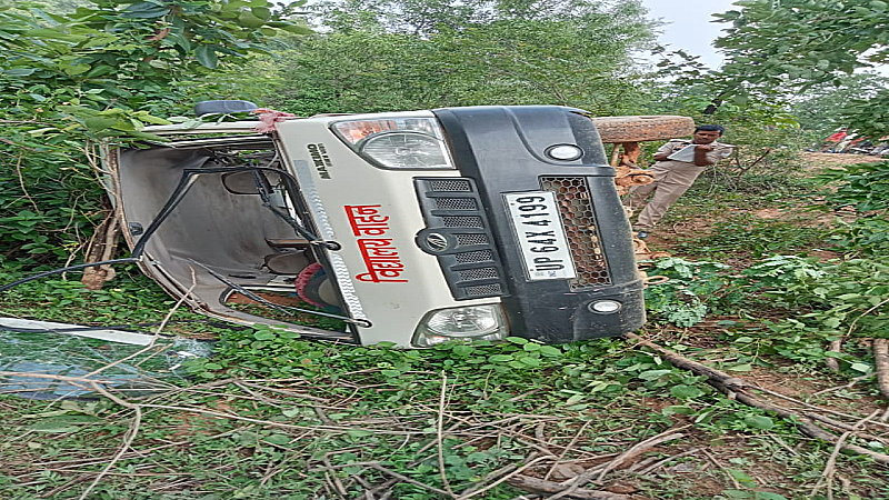 Sonbhadra News: सोनभद्र में बड़ा हादसा, स्कूली बच्चों से भरी मैजिक पलटी, चालक ने अचानक खोया नियंत्रण