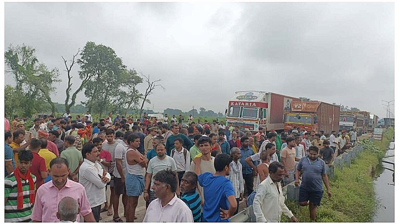 Varanasi News: ढाबा संचालक की गला रेत कर हत्या, गुस्साए ग्रामीणों ने किया हाइवे जाम