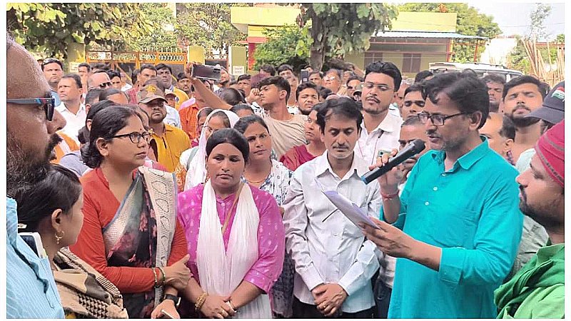 Chitrakoot News: शिक्षकों ने निकाला जुलूस, इन मांगों के समर्थन में बुलंद की आवाज