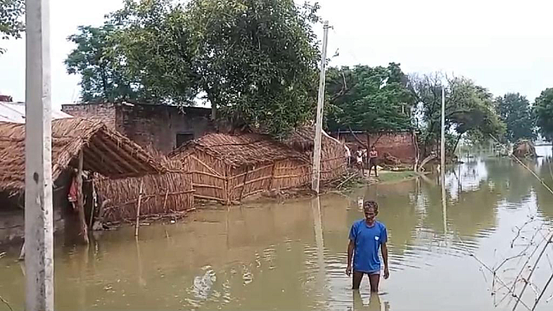 Hardoi News: बाढ़ ने दिखाया विकराल रूप, दर्जनों गाँव बाढ़ की चपेट में, ग्रामीणों का प्रशासन पर अनदेखी का आरोप
