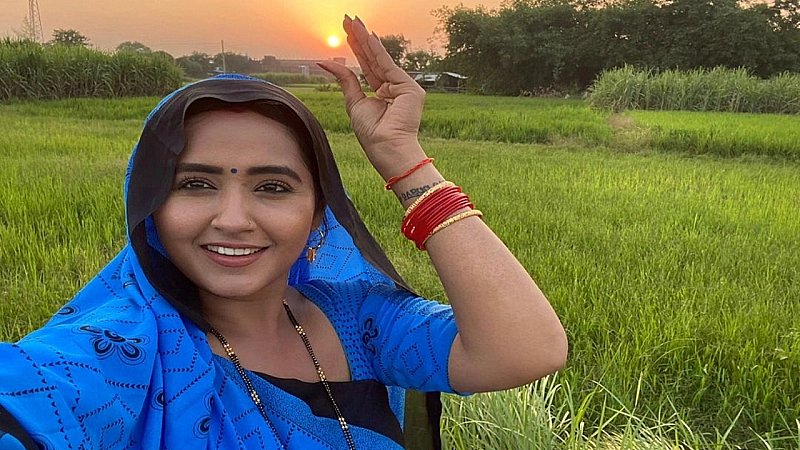 Bhojpuri Heroin: गांव के खेतों में भोजपुरी अदाकारा काजल राघवानी का हसीन अंदाज, दिल ना धड़का तो कहना