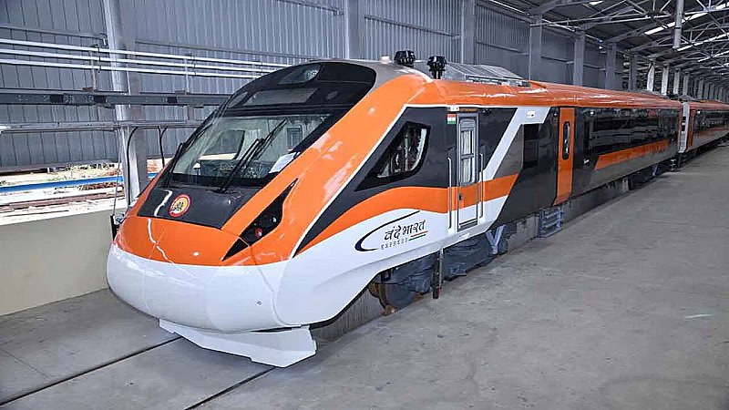 Bhagwa Vande Bharat Train: पहली बार पटरी पर उतरी भगवा वंदे भारत, नई ट्रेन में रंग समेत किए गए हैं कई बदलाव