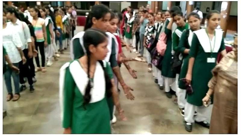 Kanpur News: मेंहदी क्वीन प्रतियोगिता में चार स्कूलों की 700 छात्राओं ने लिया भाग