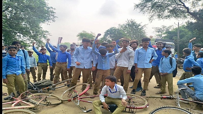 Mahoba News: बालू माफिया के खिलाफ सड़क पर उतरे स्कूली बच्चे, दिन में बालू के ट्रक न चलाये जाने की उठाई मांग