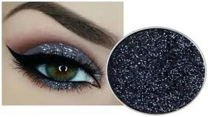 Glitter Eyeshadows Brand: अपनी आँखों को देना चाहतीं हैं ग्लैमरस लुक, जानिए कौन सा शिमिरी शाइन आईशैडो होगा आपके लिए सही