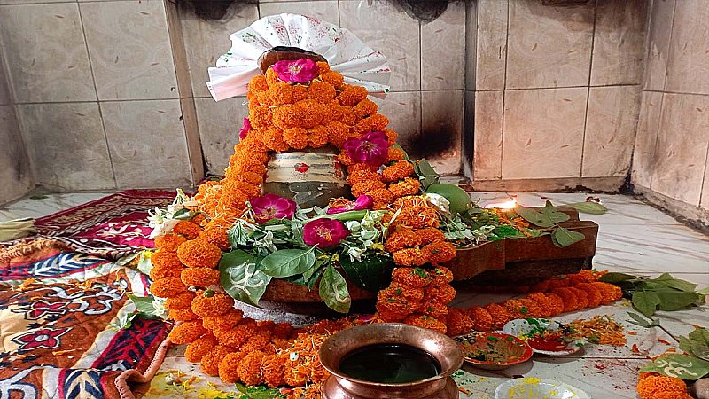 Barabanki Famous Shiv Mandir: इस मंदिर में तीन बार रंग बदलता है पावन शिवलिंग, चार सोमवार आने से होती हैं मनोकामनाएं पूरी