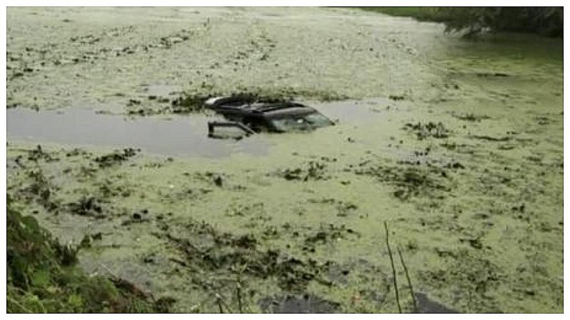 Hardoi News: बाइक से टकराने के बाद तालाब में गिरी एक्सयूवी, युवक गंभीर रूप से घायल
