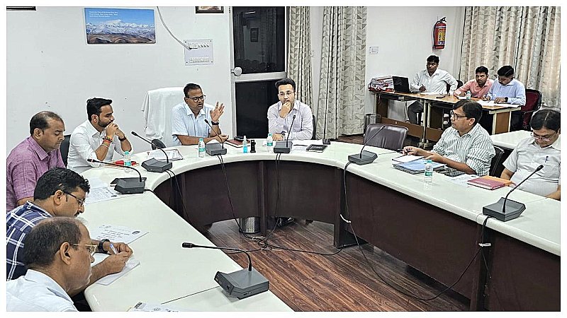 Jhansi News:  डीएम ने जिला परियोजना समन्वय समिति की समीक्षा बैठक, स्वयं सहायता समूह के खाते बंद होने पर जताई नाराजगी