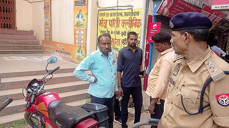 Sonbhadra News: बैंक के सामने खड़ी बाइक की डिग्गी से रुपए उड़ाए, घटना सीसीटीवी कैमरे में कैद