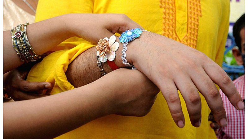 Raksha Bandhan 2023: इस रक्षाबंधन में उपहार के रूप में अपनी बहनों को दें ये गिफ्ट, करें इस स्कीम में निवेश