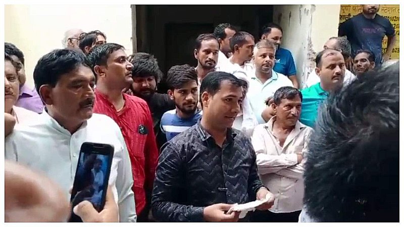 Aligarh News: ग्रामीणों ने बिजली घर पर जड़ा ताला, इस वजह से थे नाराज