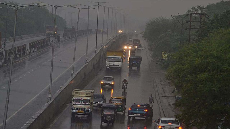 Heavy Rain in Kanpur: कानपुर में भयानक बारिश, सड़कें जलमग्न और जलभराव में फंसे वाहन, व्यापार भी चौपट
