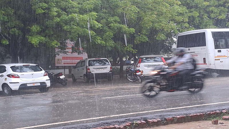 Kanpur News: कानपुर वाले सावधान! भारी बारिश और वज्रपात की संभावना, सीएसए ने जारी किया रेड अलर्ट
