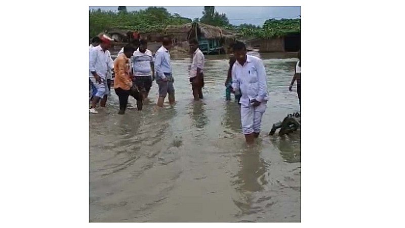 Kannauj News: बाढ़ के पानी में डूबे कई गांव‚ गांव से सुरक्षित स्थानों पर जाने के लिए डीएम ने दिए निर्देश