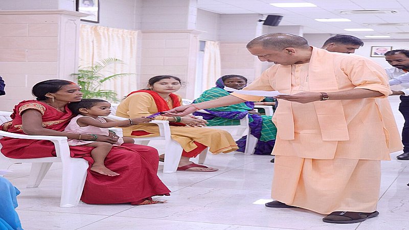 UP News: CM योगी का फरियादियों से न्याय का वादा, बच्चों को किया दुलार-प्यार