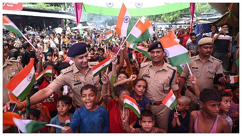 Lucknow News: गरीब बच्चों ने देखा Chandrayaan-3 के उतरने का ऐतिहासिक पल, बोलें- थैंक्यू पुलिस अंकल
