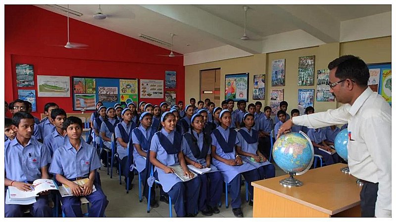 Gorakhpur News: विश्व स्तरीय आवासीय स्कूल में पढ़ेंगे ग्रामीण इलाकों के मेधावी, अगले सत्र से होगा प्रवेश
