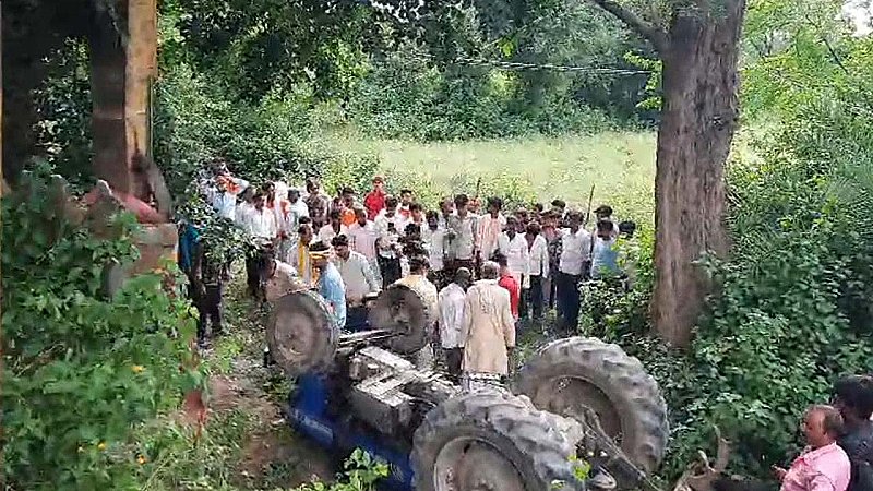 Mahoba News: गड्ढायुक्त सड़क ने ली जान, ट्रैक्टर अनियंत्रित होकर पलटा, दबकर किसान की दर्दनाक मौत