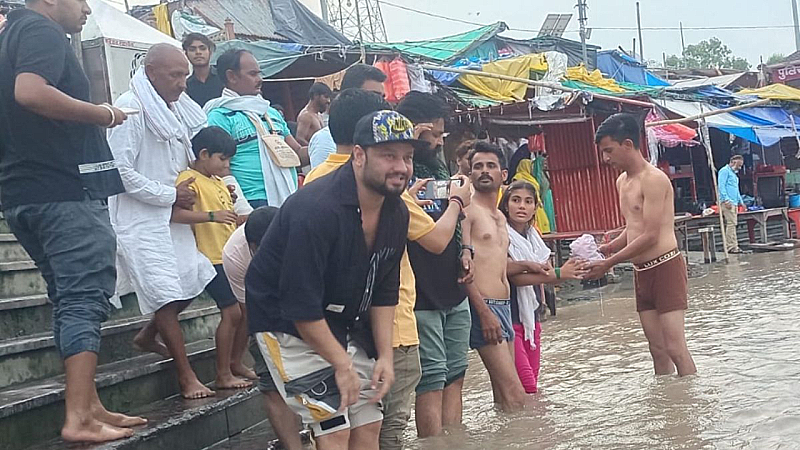 Hapur News: पंजाबी गायक राजू की अस्थियां गंगा में हुईं विसर्जित, नम आंखों के साथ लोगों ने दी अंतिम विदाई