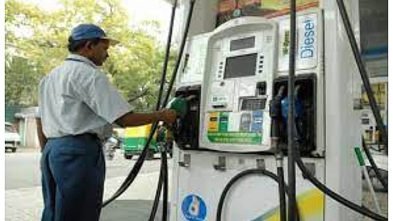 UP Petrol Diesel Rate Today: लगातार मिल रही पेट्रोल डीजल से राहत, जानिए अब क्या हैं आपके शहर के रेट्स