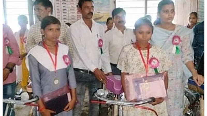 Balrampur News: पढ़ाई के साथ मिली साइकिल, बालिकाओं की शिक्षा को बढ़ावा देने के लिए पंचायत की पहल