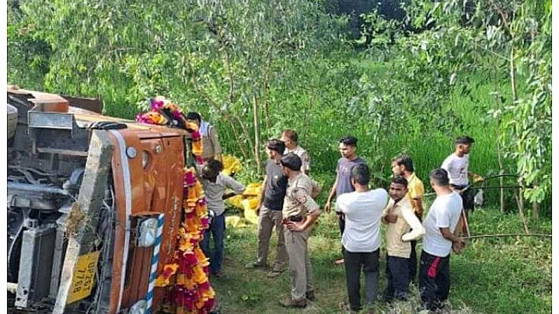 Bijnor News: बिजनौर के गौसपुर में कांवड़ियों से भरा वाहन पलटा, एक की मौत